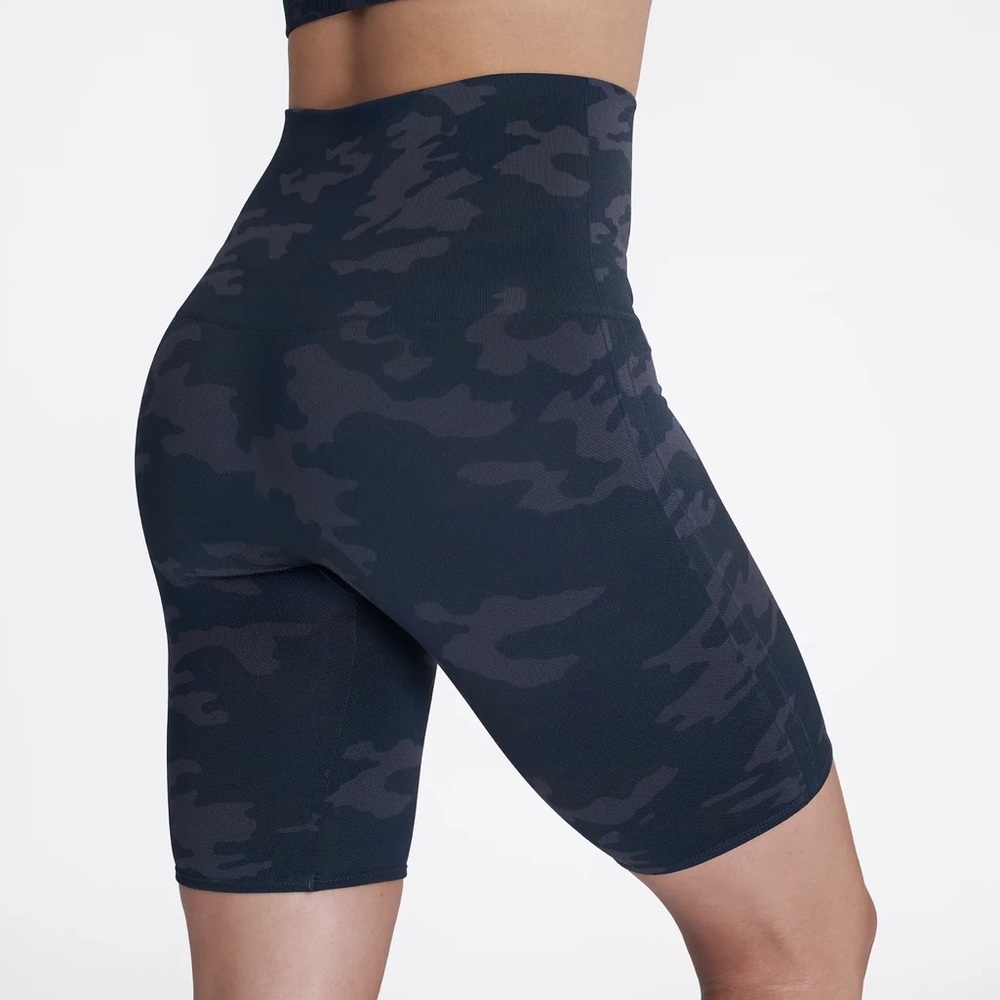 Spanx Look At Me Now Bike Shorts - NWT - Black Camo - Medium - LAMN